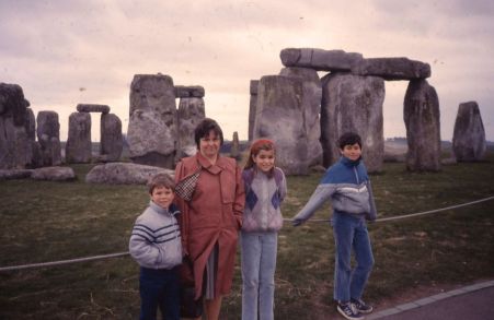 1986 07 Stonehenge Cindi and kids
